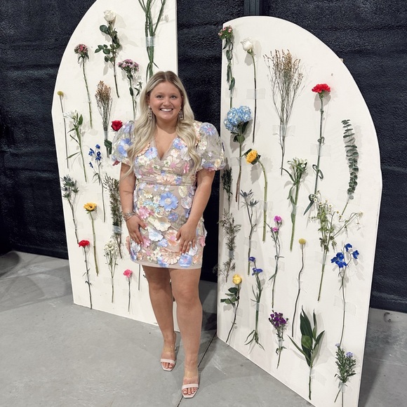 ELLIATT ANTHEA SHORT-SLEEVE V-NECK FLORAL APPLIQUÉ MINI DRESS - Picture 2 of 2